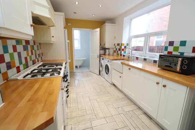 Modern Chill Double Along Jubilee Line - Willesden Main Photo