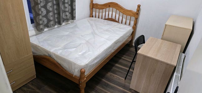 Room Having Double Bed Located Between Two High St Main Photo