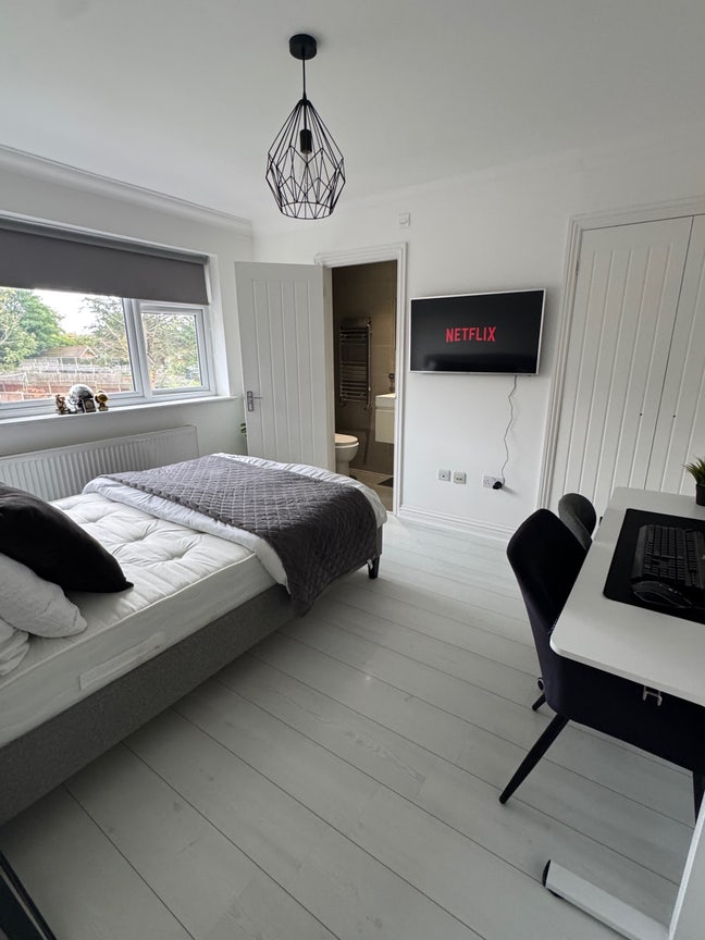 Room with En-suite for rent in Luxury Home !! Main Photo