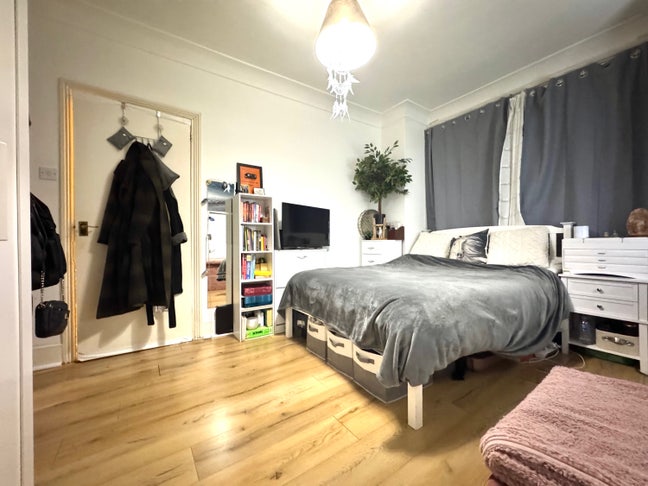 Very Large double room - Raynes park Wimbledon  Main Photo