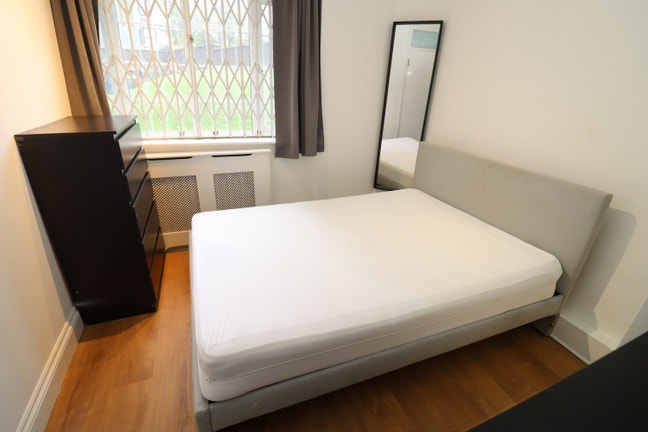 Cosy Ensuite in Top Area, 5mins Walk Tube | Lounge Main Photo