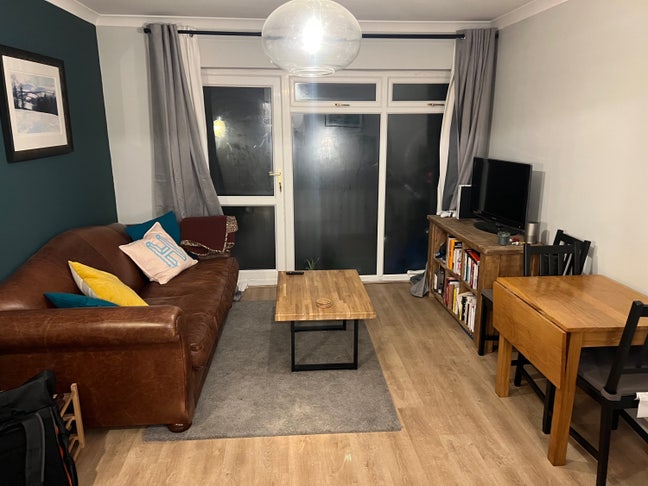Modern and Recently Renovated 2 bed flat Main Photo