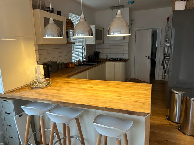 Spacious room in Prime Location  Main Photo