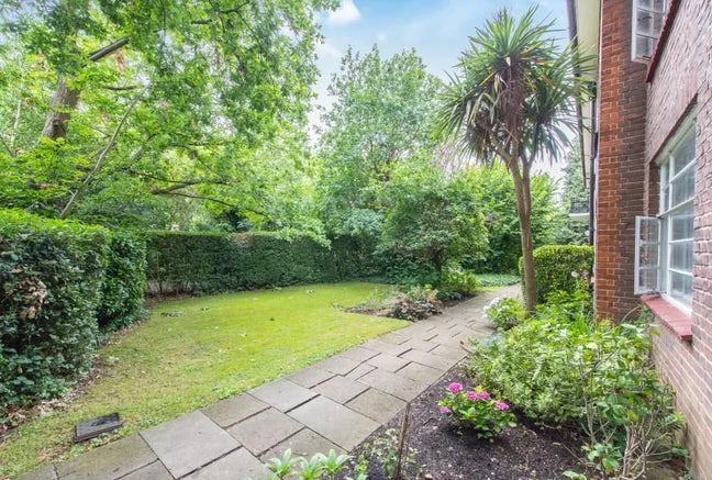 Spacious 3 Bed Modern Apartment NW11 Main Photo