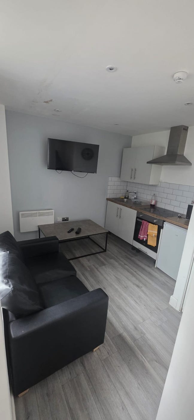 STUNNING furnished 1 Bedroom flat including bills! Main Photo