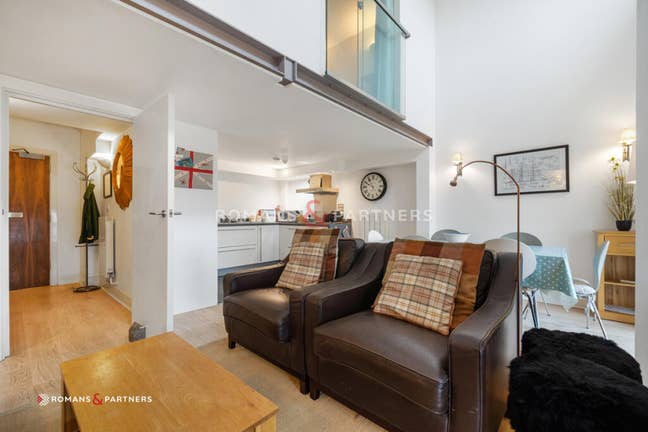 Great Ensuite bedroom in a Lovely Flat Main Photo