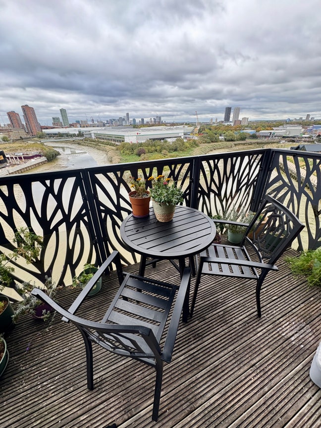 Spacious 3-Bed Flat in E14 (2 Rooms available) Main Photo