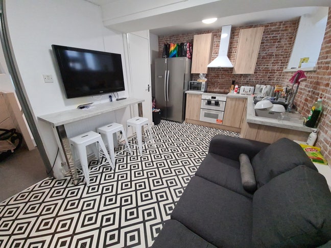 Spacious room in modern flat Main Photo