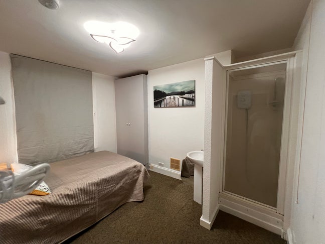 Lovely room with own private shower  Main Photo