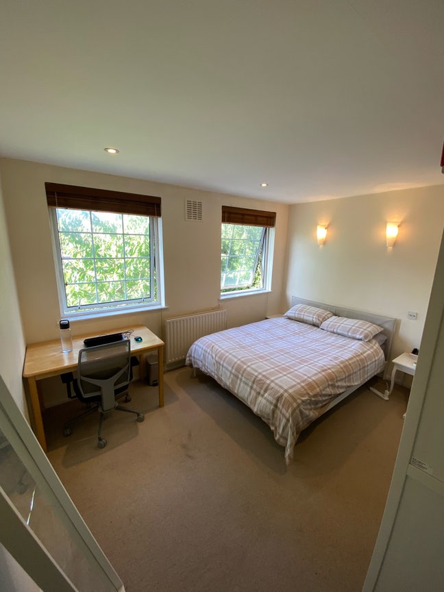 Spacious Room with King Bed next to Clapham Common Main Photo