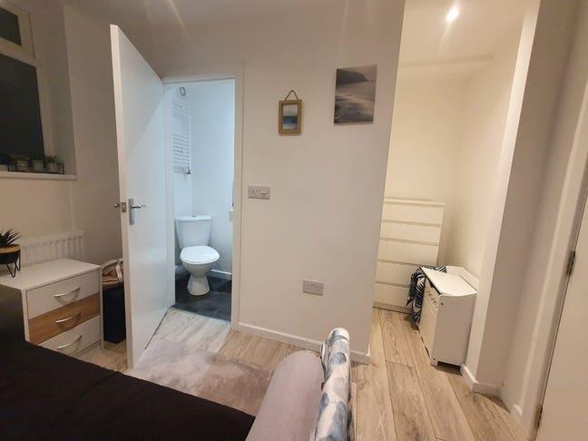 Ensuite room next to Pindefields Hospital! WF1 Main Photo