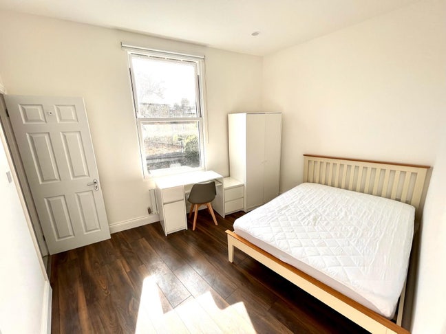  Ensuite Room in a beautiful SW18 House  Main Photo