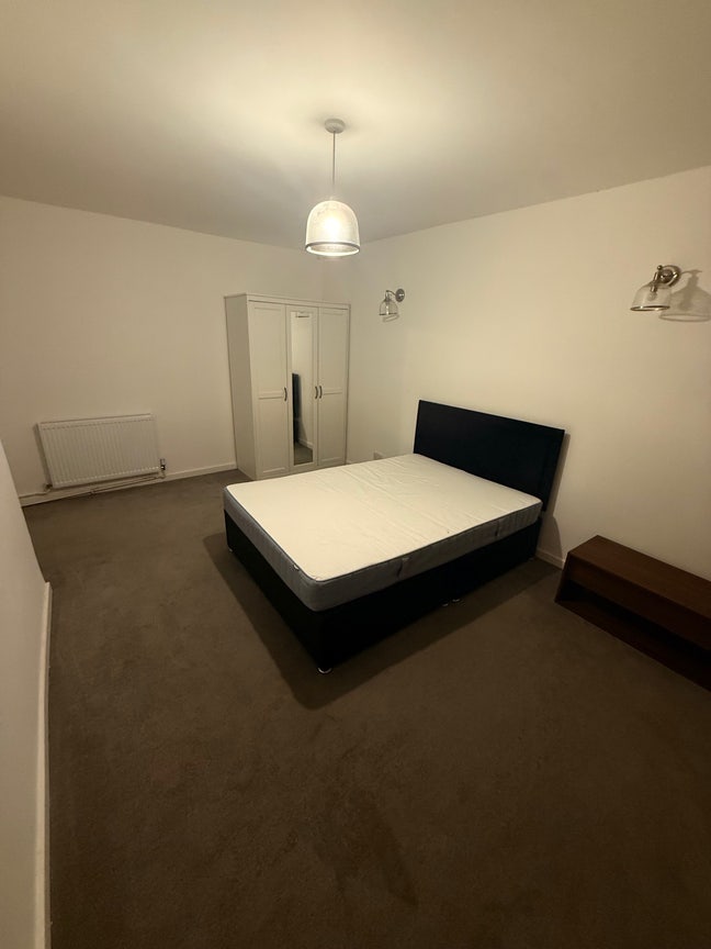 Large Double bedroom available immediately   Main Photo