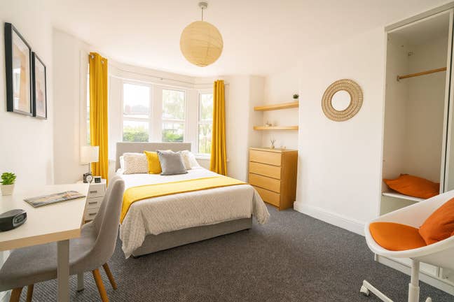 BS7 Luxury Double Room (Bay Windows) - No Deposit Main Photo