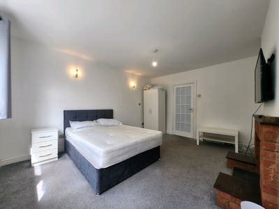 Modern apartment - Large room with Free Parking Main Photo