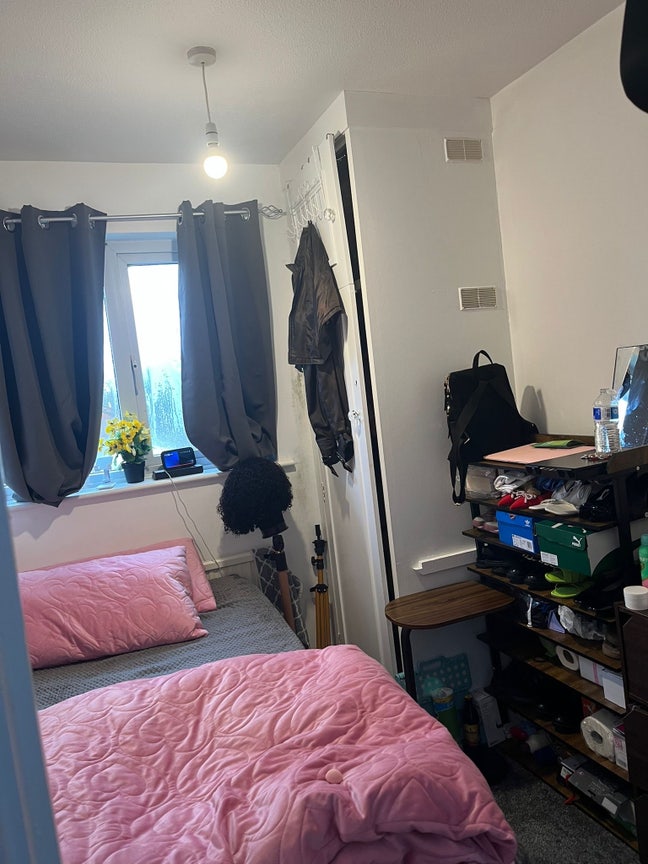 A single bedroom  Main Photo
