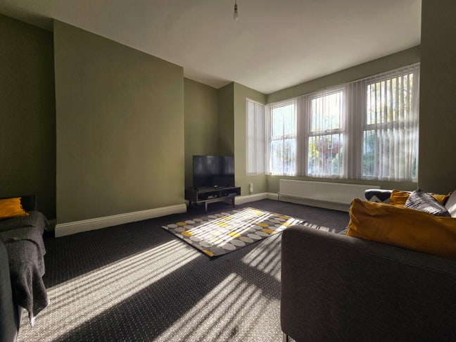 Huge spacious house in lovely tree lined Avenue Main Photo