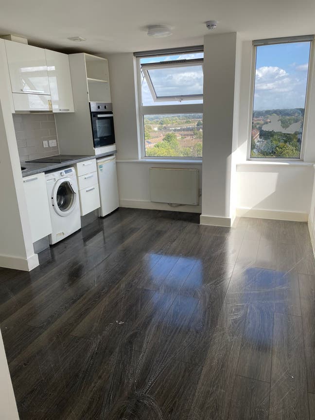 £650 Self Contained Studio - Harlow Central Main Photo