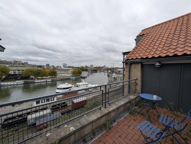 Double room in 2 bed flat with harbourside balcony Main Photo