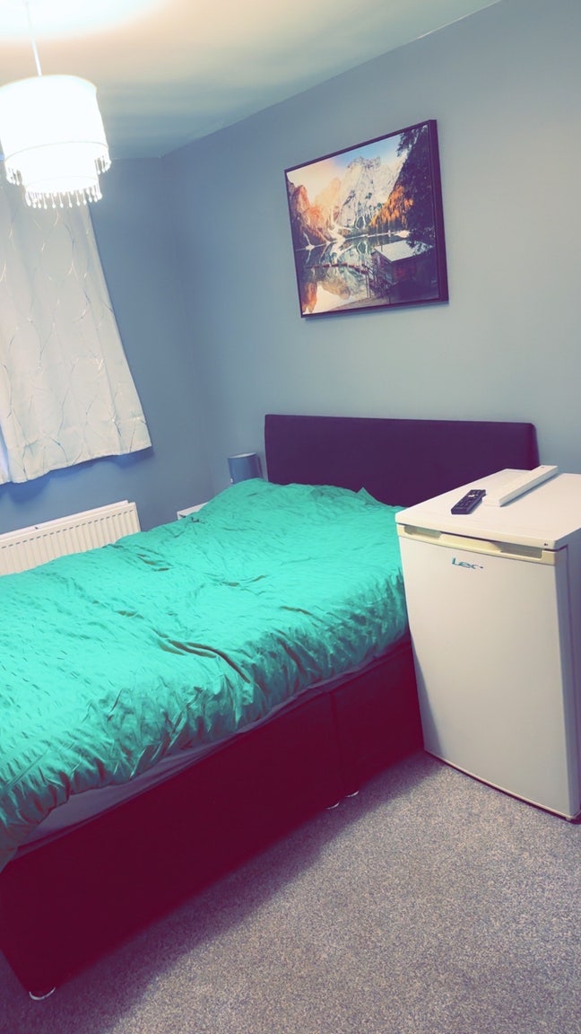A furnished en-suite room in 3bedroom home Main Photo