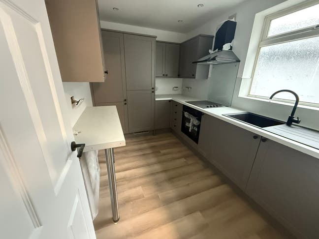 Studios & ensuites - brand new house  Main Photo