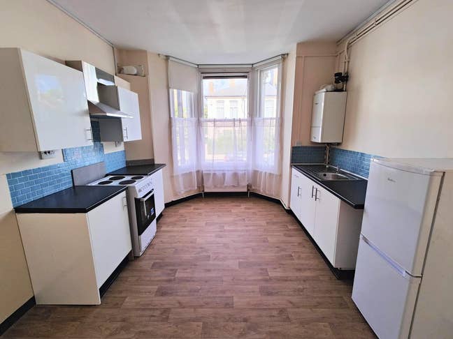 Two bedroom flat in Shepherds Bush Main Photo