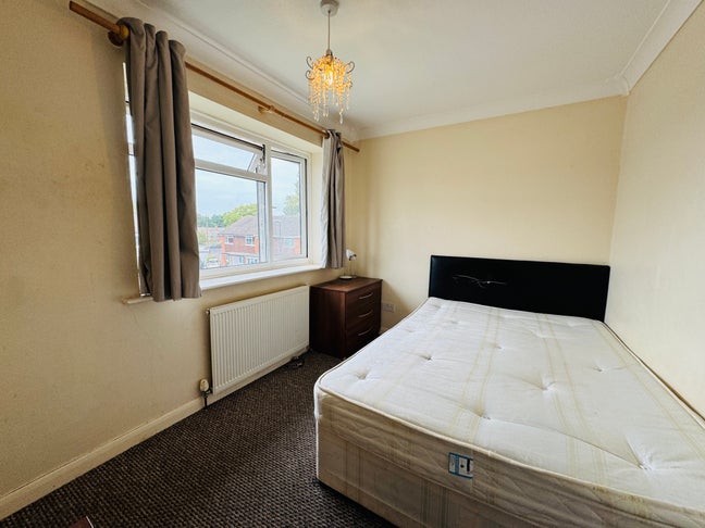 Double Room close to Ifield Station  Main Photo