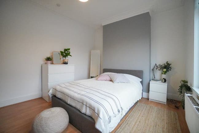 Room in Modern Professional House Share LS4 Main Photo