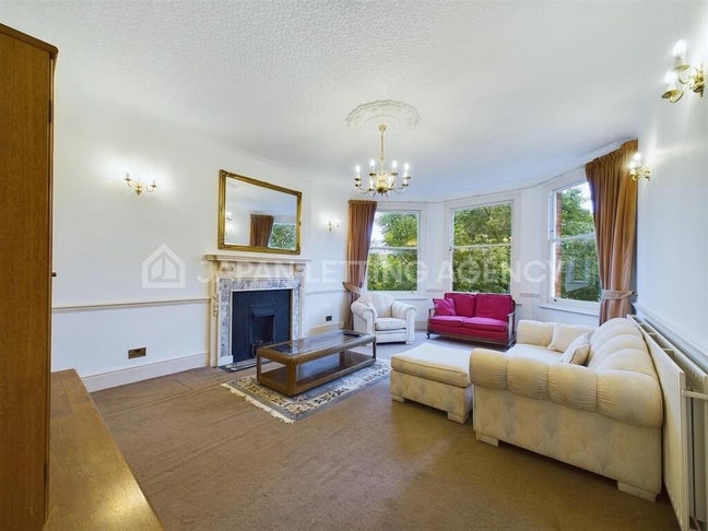 Luxury Mansion in Ealing | 10 mins Elizabeth Line Main Photo