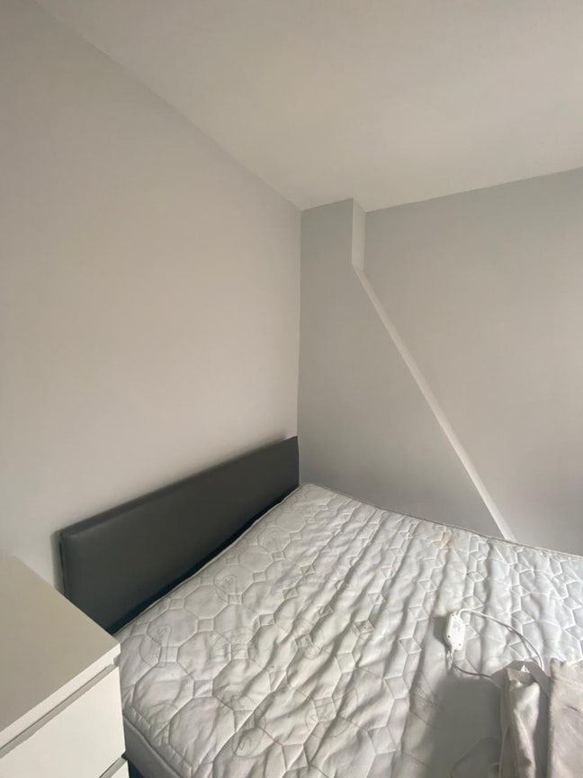 Room in all girls house Main Photo