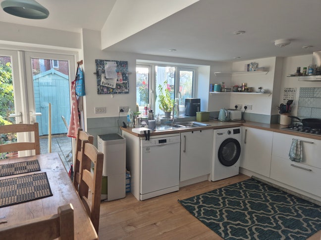 Comfy single room in well equipped home Main Photo