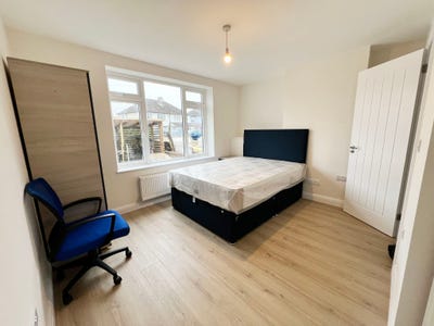 En-suite double bedroom in new co-living house Main Photo
