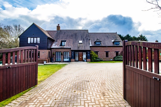 Privated gated property with Annex to rent  Main Photo