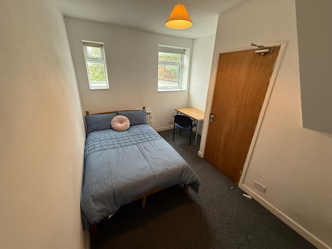 Fantastic 3 Bed Flat - Arboretum Main Photo