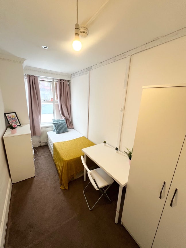 *5 Min Walking to Wembley Station, Single Room Main Photo