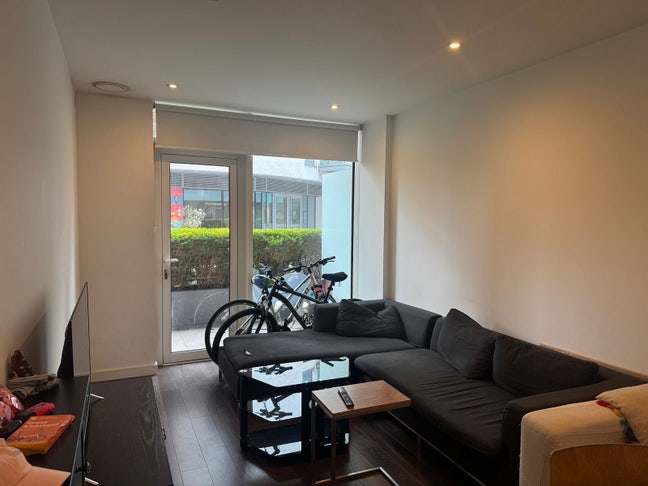 Double bed room available in a 2bed flat.  Main Photo