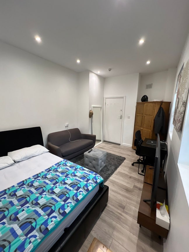 Large double bedroom   Main Photo