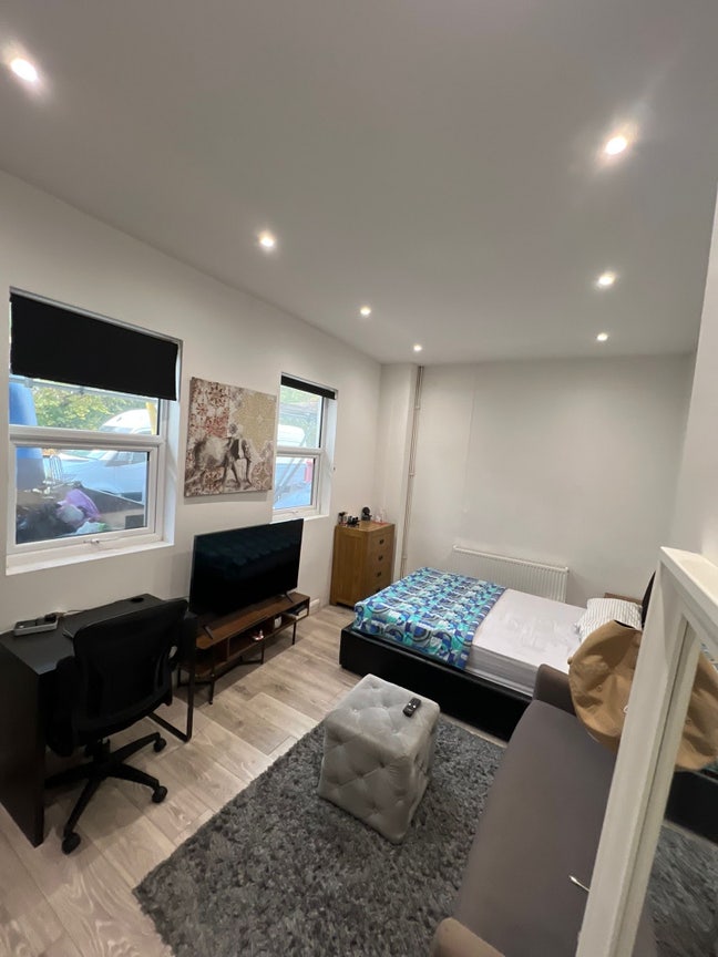 Large double bedroom   Main Photo