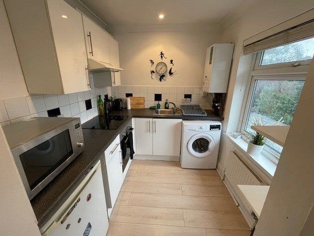 Split Level One Bedroom Furnished Flat - NW2 2LY Main Photo
