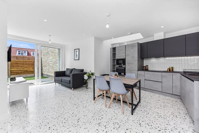 Large double room in Mitchem for £958 Main Photo