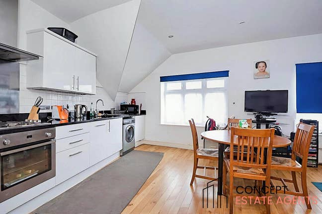 2 Bed 2 Bath Flat on Kingston Road, KT19 Main Photo