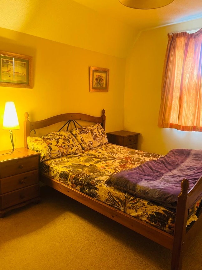 Excellent Location, spacious room  Main Photo
