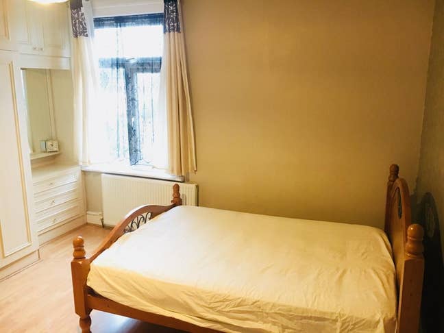 Spacious double room to rent in Southall, UB1 Main Photo