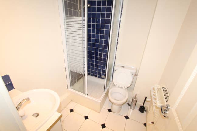 Bright and cosy Double Room in East India Main Photo