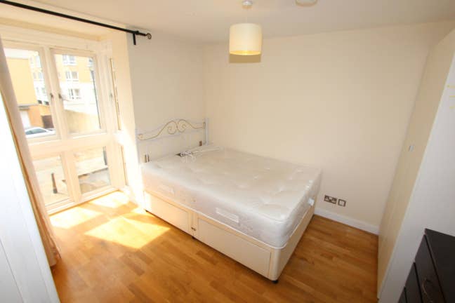 Bright and cosy Double Room in East India Main Photo