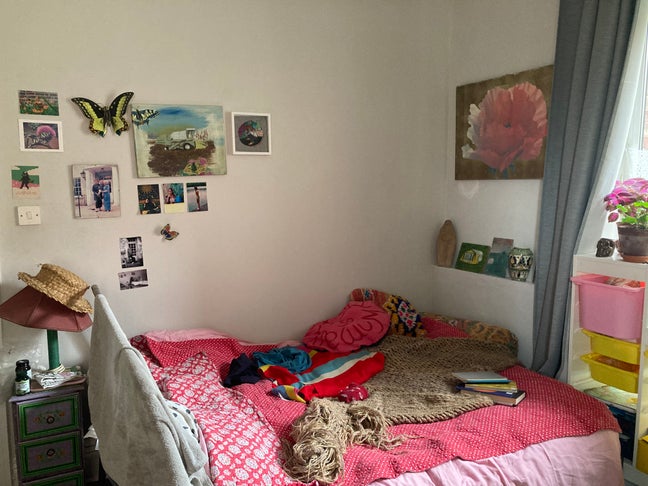 Room to rent in social friendly household Main Photo