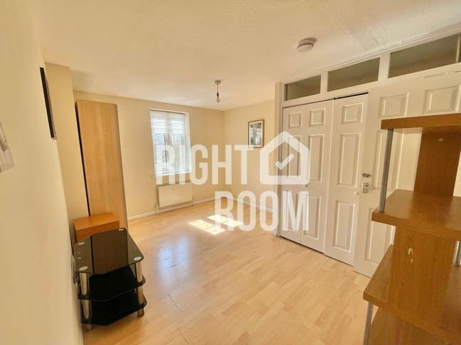 Bright Ensuite Room with Parking | 5 mins to DLR Main Photo