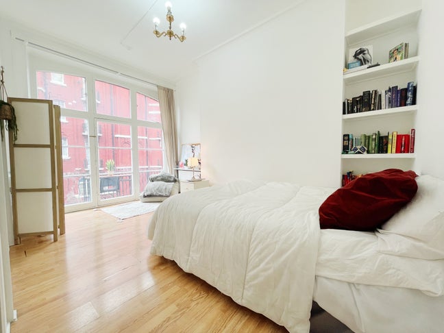 / En-suite with Balcony – Hyde Park Mansions Main Photo