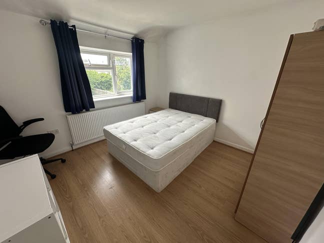 Double Room in Slough Main Photo