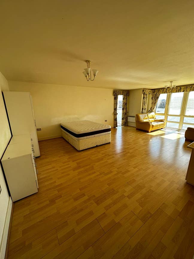Massive Double Bed w.balcony in Island Gardens Main Photo